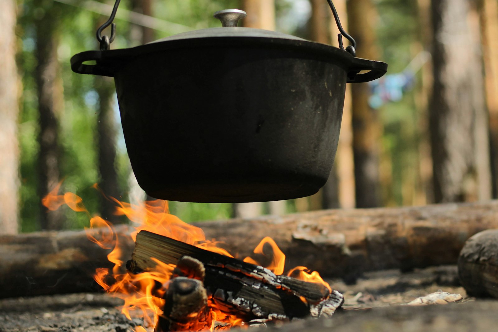 Marmite creole mijotant au feu de bois