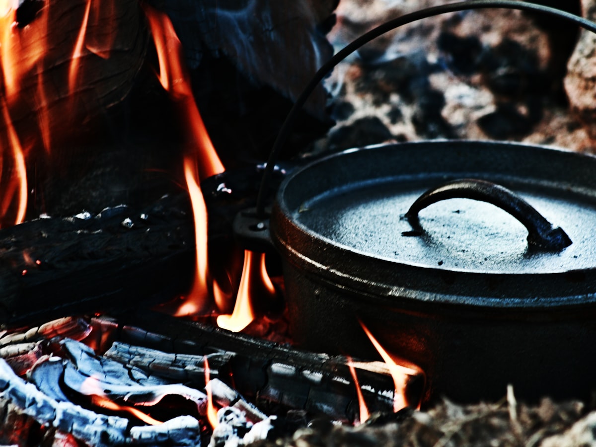 Marmite creole sur les braises du feu de bois